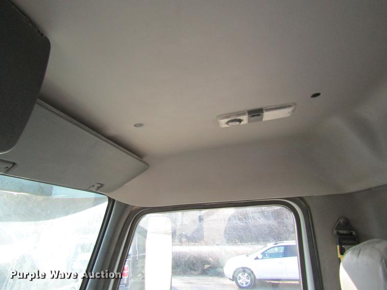 image for item DC4492 2003 Volvo VNM semi truck