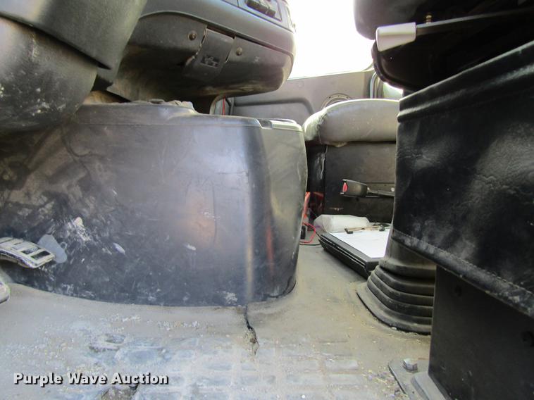 image for item DC4492 2003 Volvo VNM semi truck