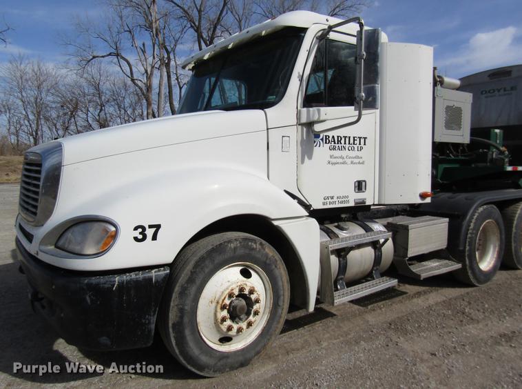 image for item DC4493 2001 Freightliner Columbia 120 semi truck