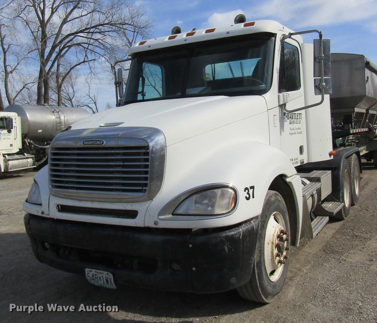 image for item DC4493 2001 Freightliner Columbia 120 semi truck