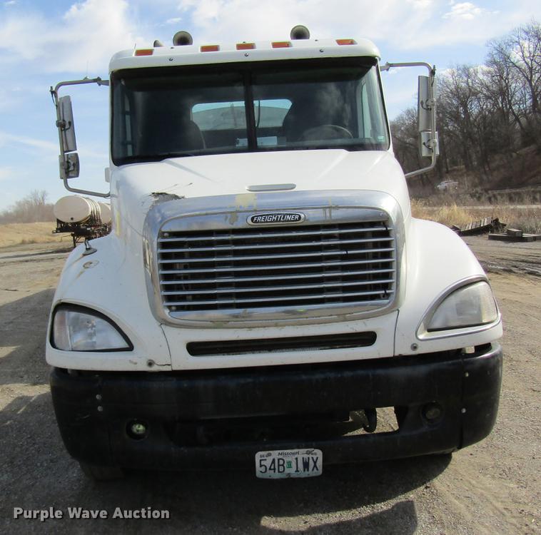 image for item DC4493 2001 Freightliner Columbia 120 semi truck