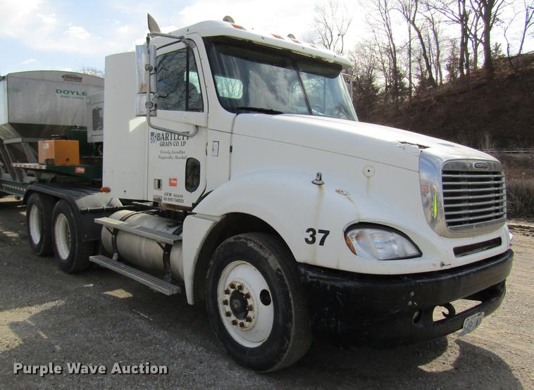 image for item DC4493 2001 Freightliner Columbia 120 semi truck
