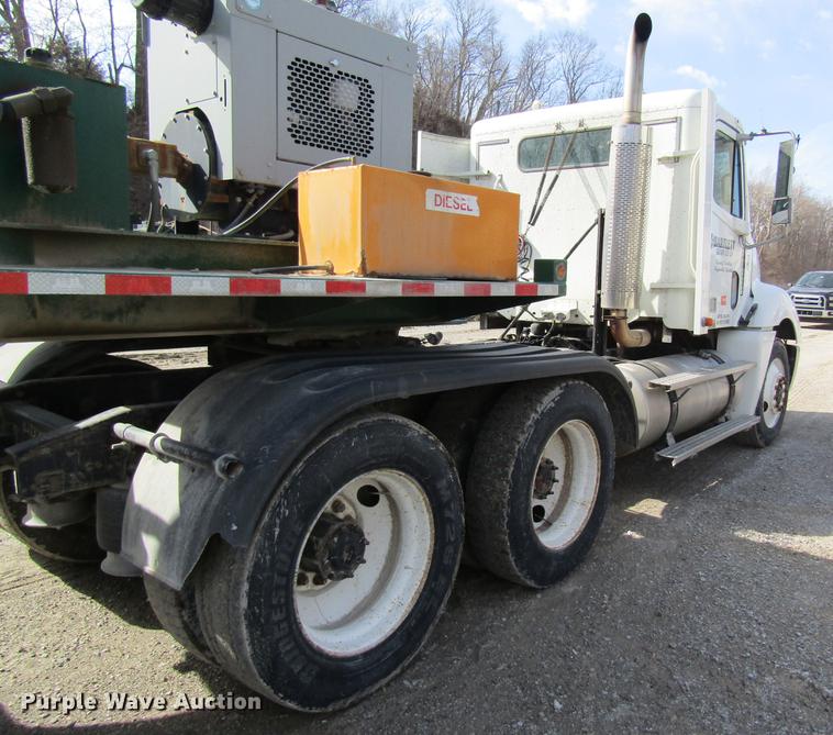 image for item DC4493 2001 Freightliner Columbia 120 semi truck