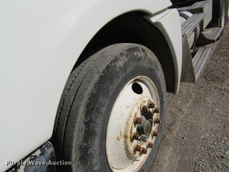 image for item DC4493 2001 Freightliner Columbia 120 semi truck