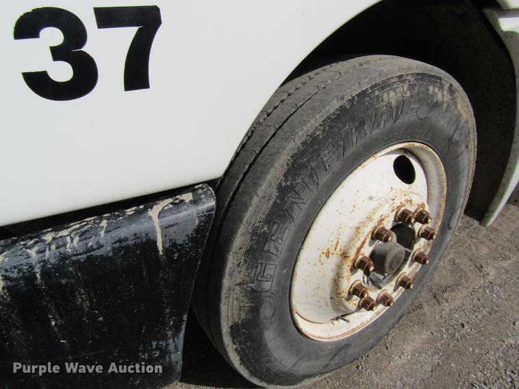 image for item DC4493 2001 Freightliner Columbia 120 semi truck