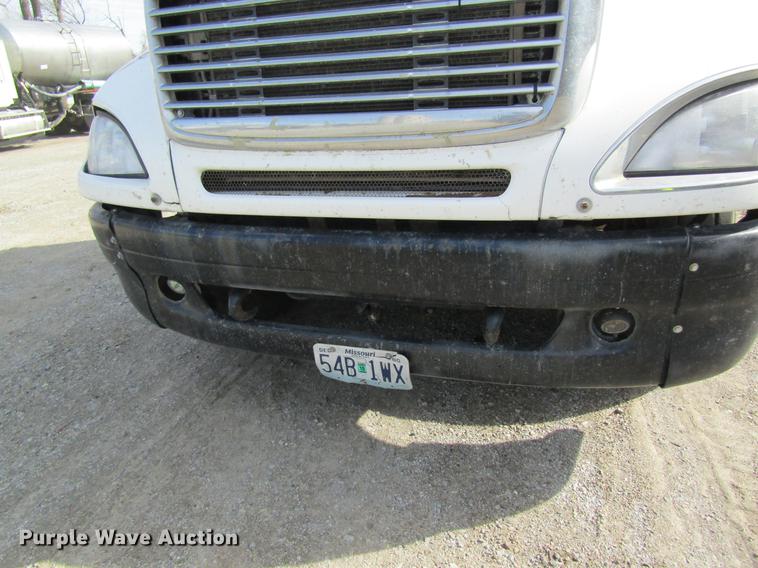 image for item DC4493 2001 Freightliner Columbia 120 semi truck