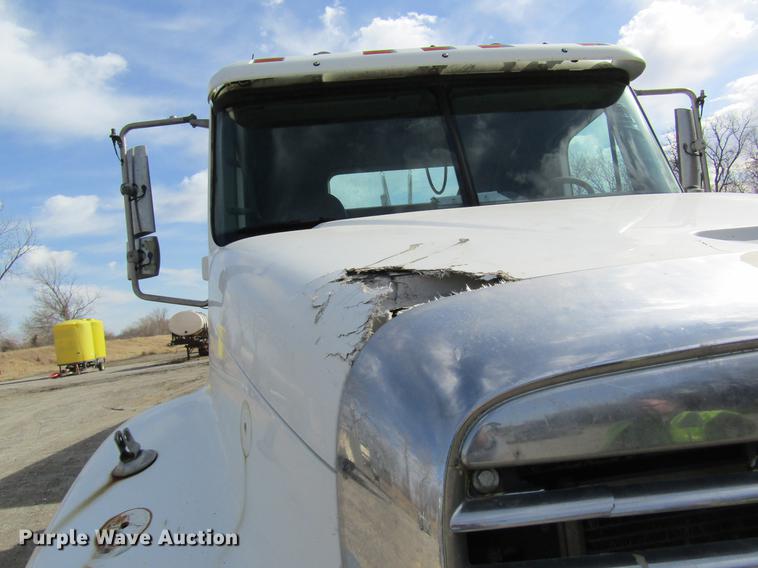 image for item DC4493 2001 Freightliner Columbia 120 semi truck