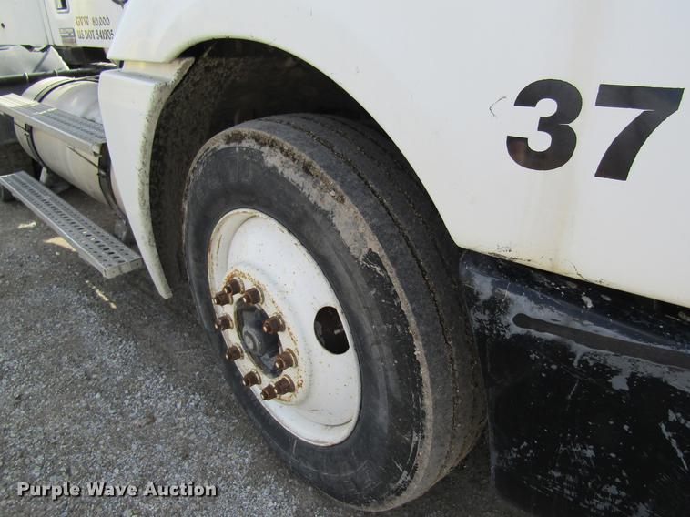 image for item DC4493 2001 Freightliner Columbia 120 semi truck