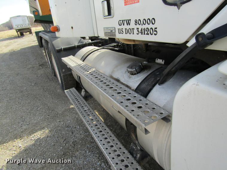 image for item DC4493 2001 Freightliner Columbia 120 semi truck