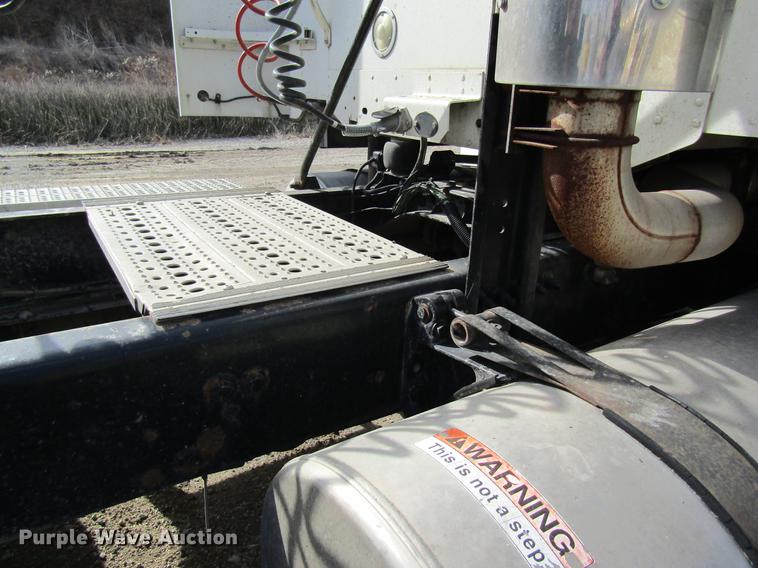 image for item DC4493 2001 Freightliner Columbia 120 semi truck