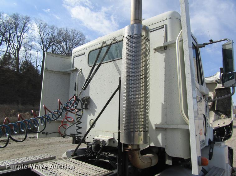 image for item DC4493 2001 Freightliner Columbia 120 semi truck