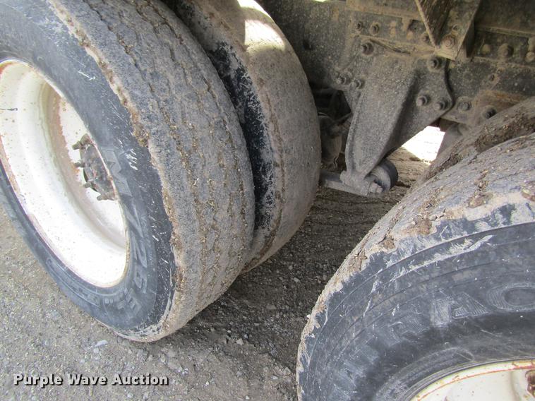 image for item DC4493 2001 Freightliner Columbia 120 semi truck