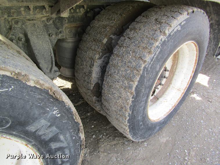 image for item DC4493 2001 Freightliner Columbia 120 semi truck