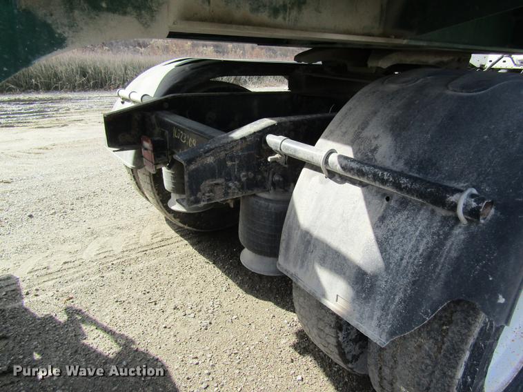 image for item DC4493 2001 Freightliner Columbia 120 semi truck