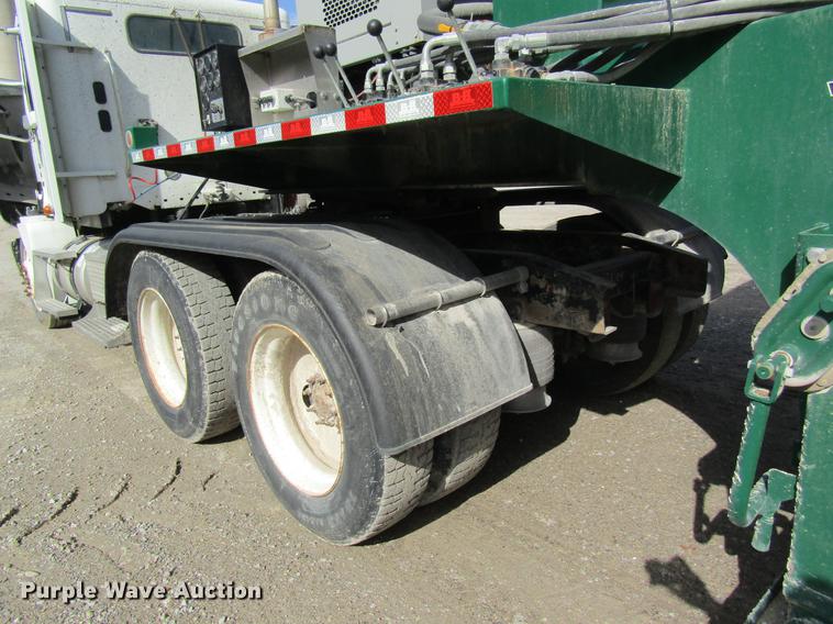 image for item DC4493 2001 Freightliner Columbia 120 semi truck