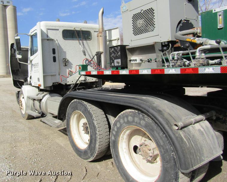 image for item DC4493 2001 Freightliner Columbia 120 semi truck