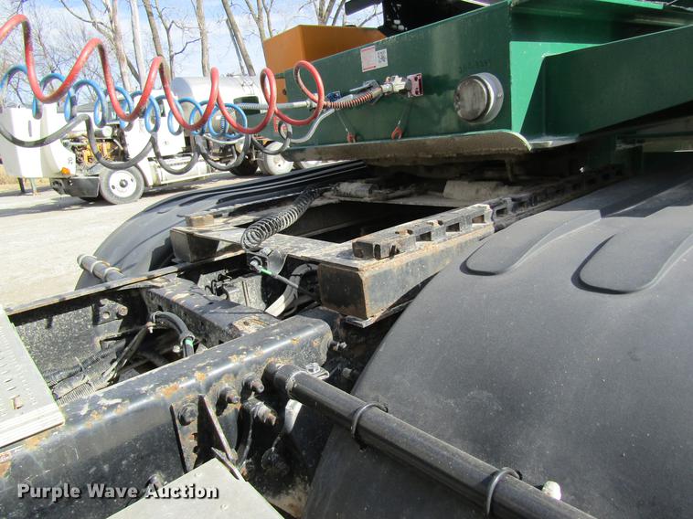 image for item DC4493 2001 Freightliner Columbia 120 semi truck