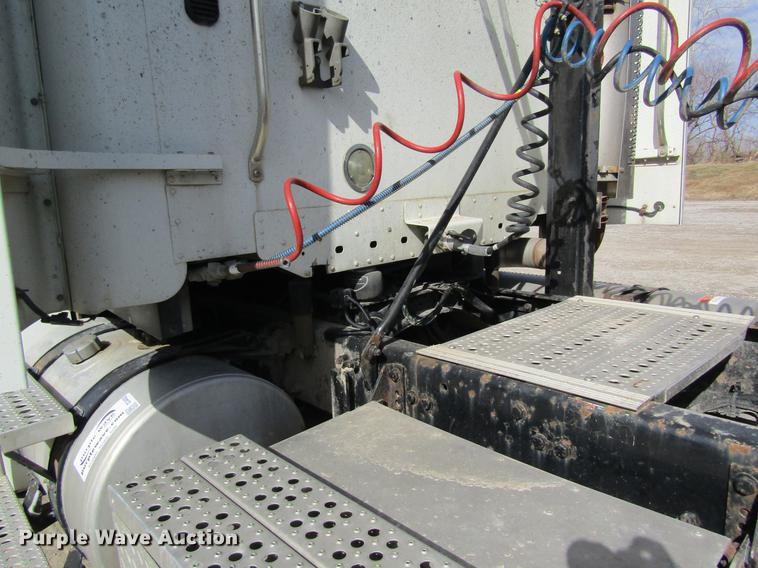 image for item DC4493 2001 Freightliner Columbia 120 semi truck