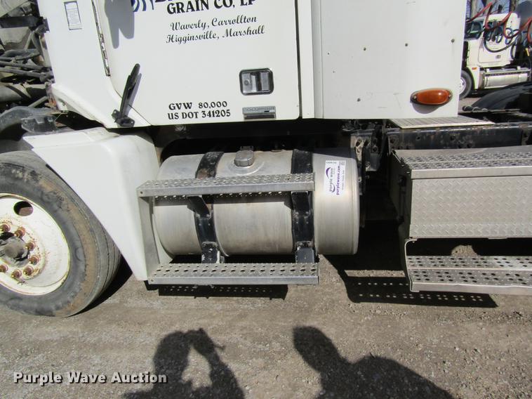 image for item DC4493 2001 Freightliner Columbia 120 semi truck