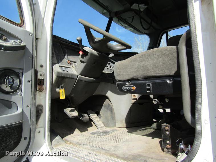 image for item DC4493 2001 Freightliner Columbia 120 semi truck