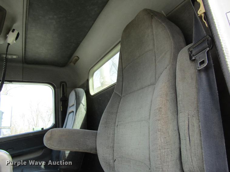 image for item DC4493 2001 Freightliner Columbia 120 semi truck