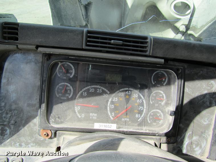 image for item DC4493 2001 Freightliner Columbia 120 semi truck