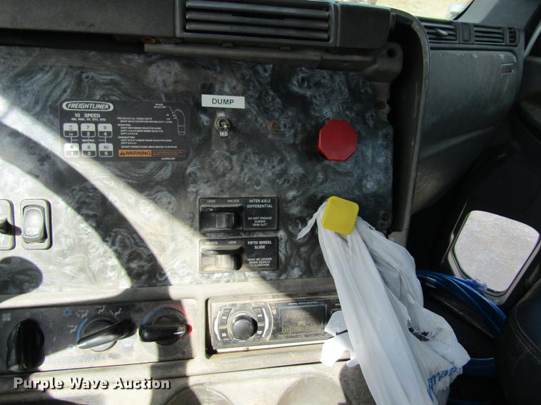 image for item DC4493 2001 Freightliner Columbia 120 semi truck