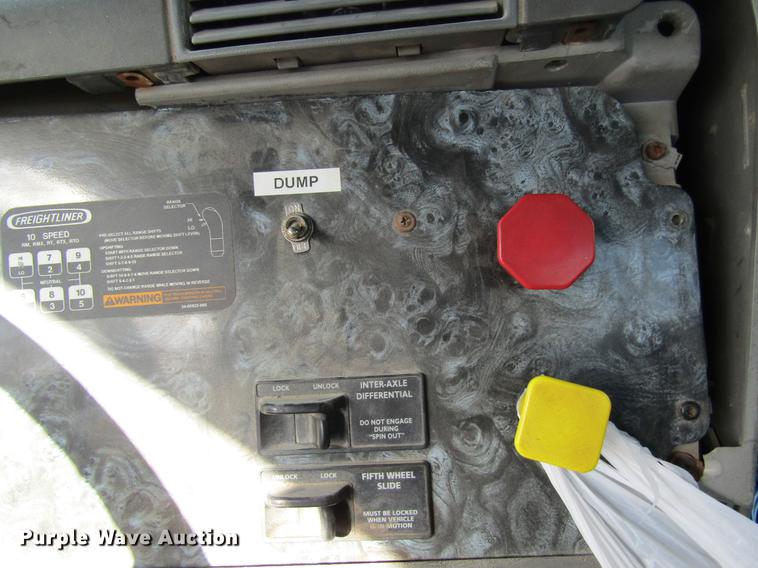 image for item DC4493 2001 Freightliner Columbia 120 semi truck