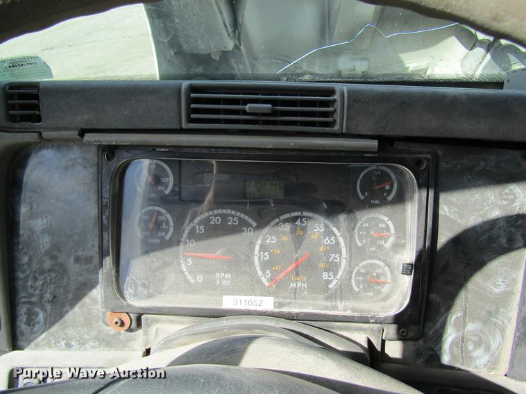 image for item DC4493 2001 Freightliner Columbia 120 semi truck