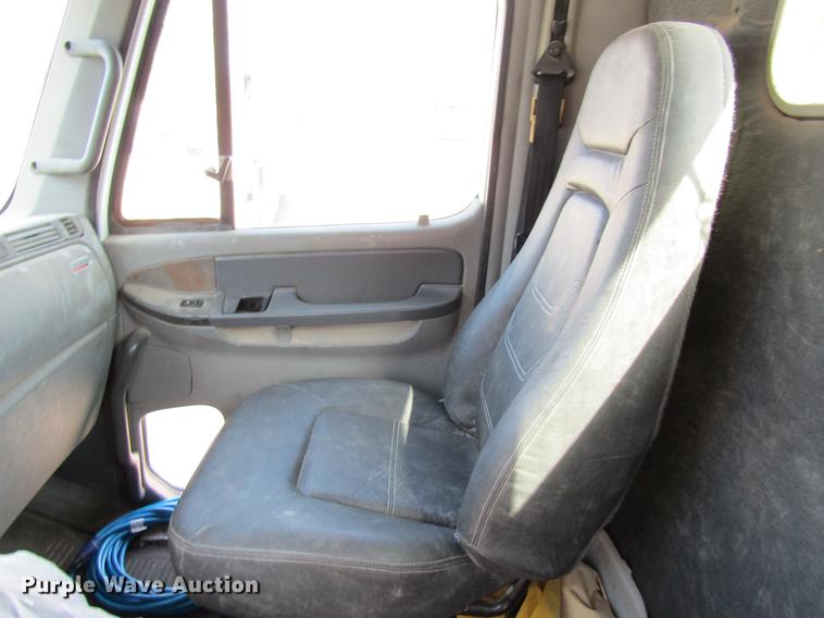 image for item DC4493 2001 Freightliner Columbia 120 semi truck