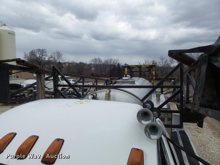 image for item DC7388 1997 GMC C7500 applicator truck