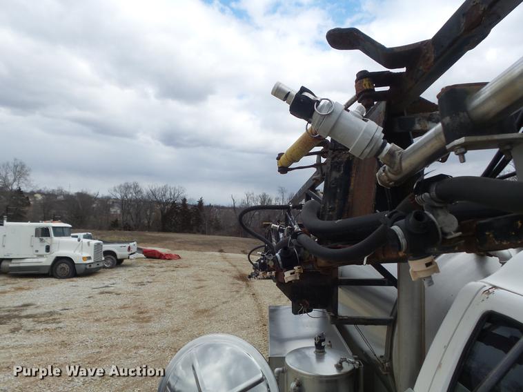 image for item DC7388 1997 GMC C7500 applicator truck