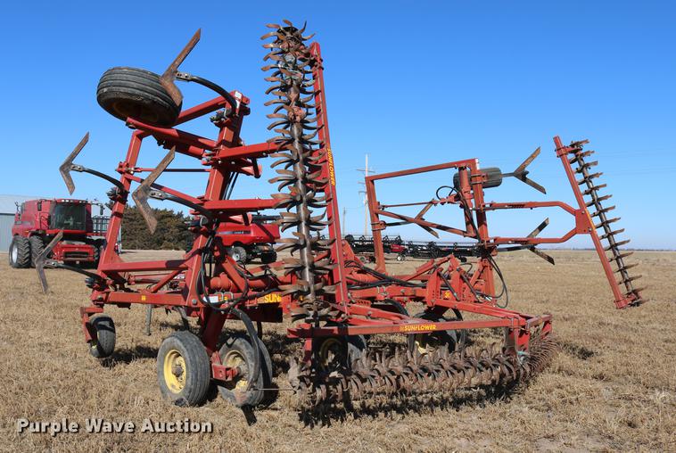 image for item DD8699 1994 Sunflower 3040-28 sweep plow