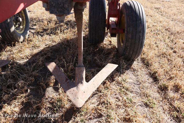 image for item DD8699 1994 Sunflower 3040-28 sweep plow
