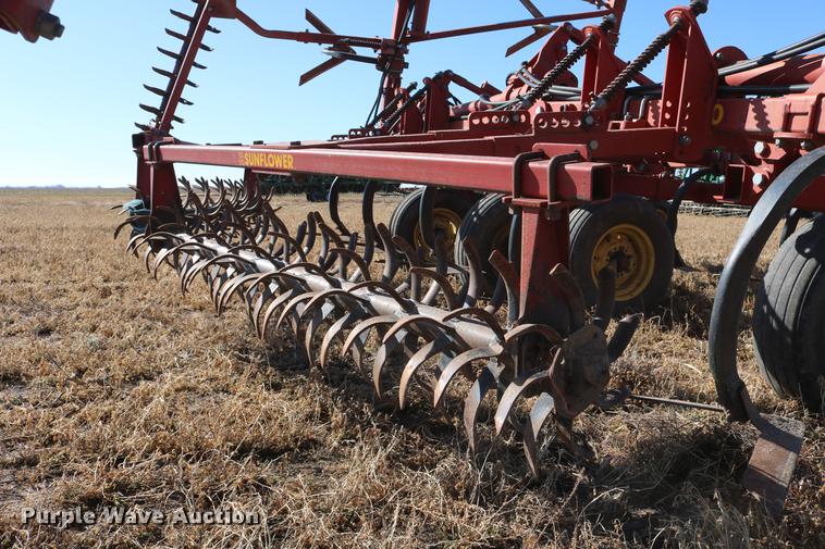 image for item DD8699 1994 Sunflower 3040-28 sweep plow