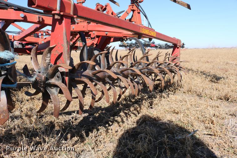 image for item DD8699 1994 Sunflower 3040-28 sweep plow