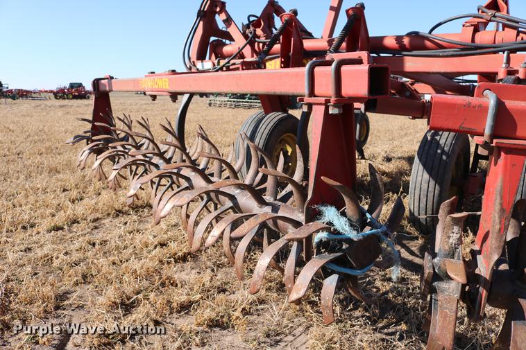 image for item DD8699 1994 Sunflower 3040-28 sweep plow