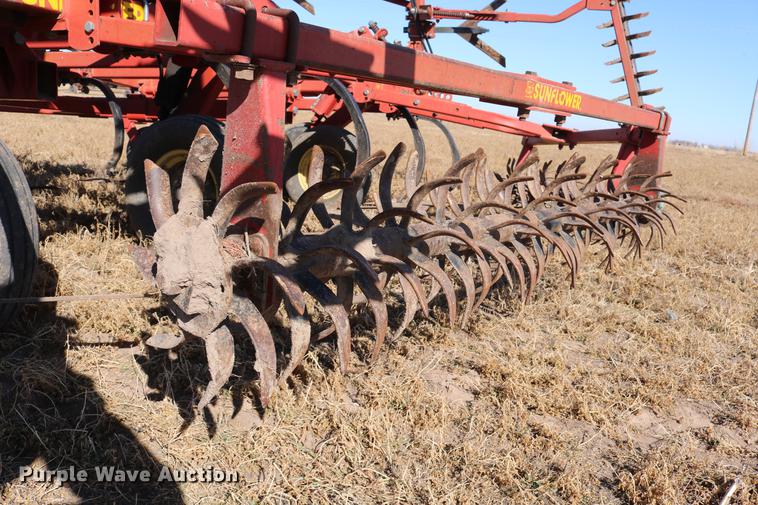 image for item DD8699 1994 Sunflower 3040-28 sweep plow