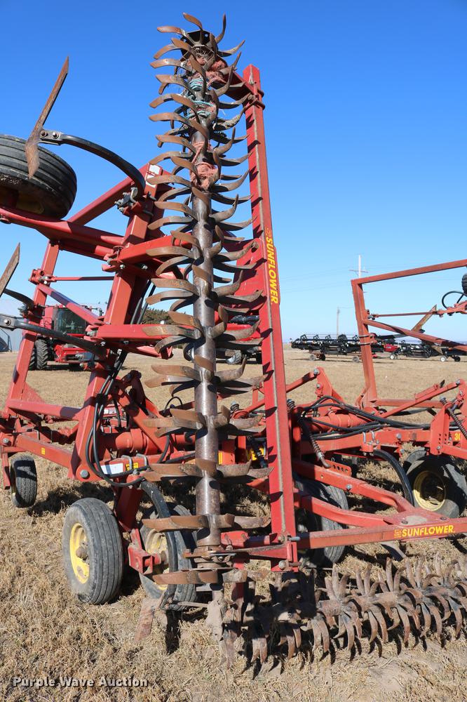 image for item DD8699 1994 Sunflower 3040-28 sweep plow