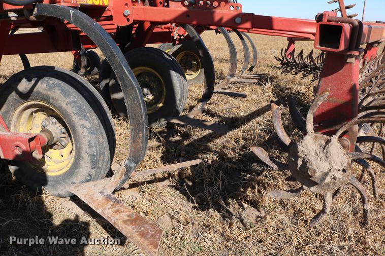image for item DD8699 1994 Sunflower 3040-28 sweep plow