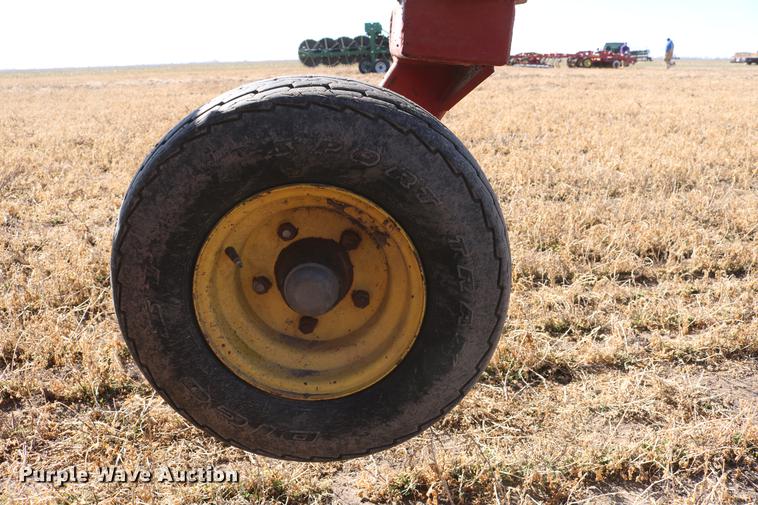 image for item DD8699 1994 Sunflower 3040-28 sweep plow