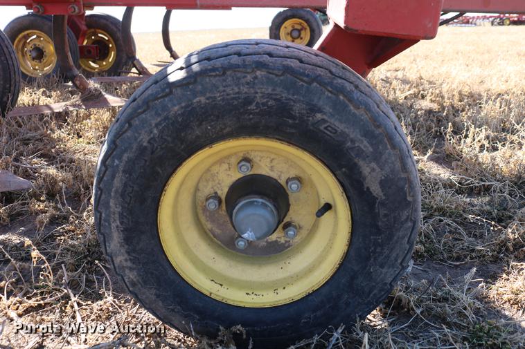 image for item DD8699 1994 Sunflower 3040-28 sweep plow