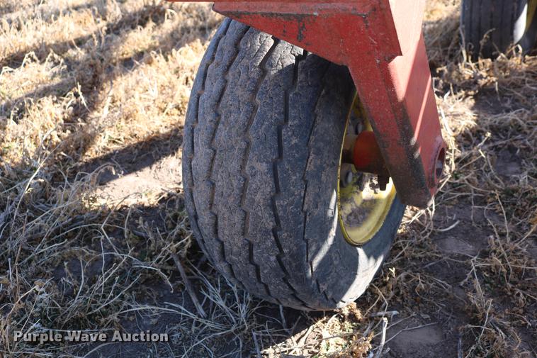 image for item DD8699 1994 Sunflower 3040-28 sweep plow