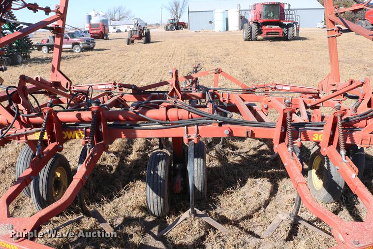 image for item DD8699 1994 Sunflower 3040-28 sweep plow