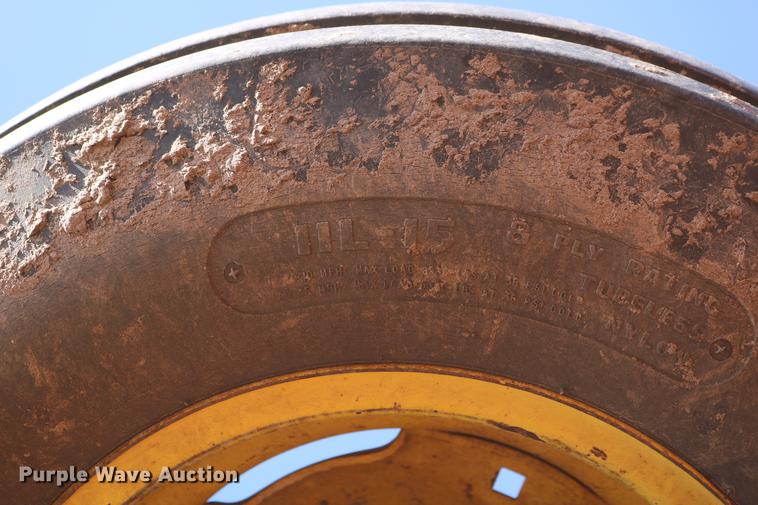 image for item DD8699 1994 Sunflower 3040-28 sweep plow