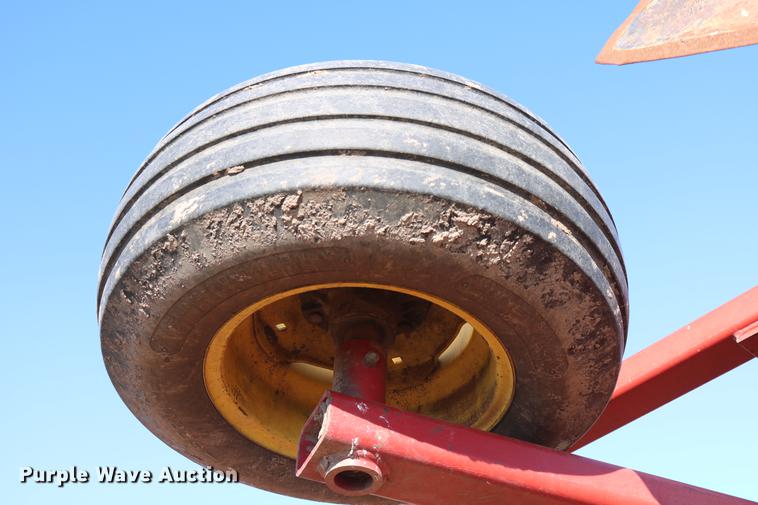 image for item DD8699 1994 Sunflower 3040-28 sweep plow