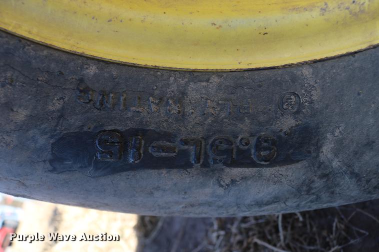 image for item DD8699 1994 Sunflower 3040-28 sweep plow