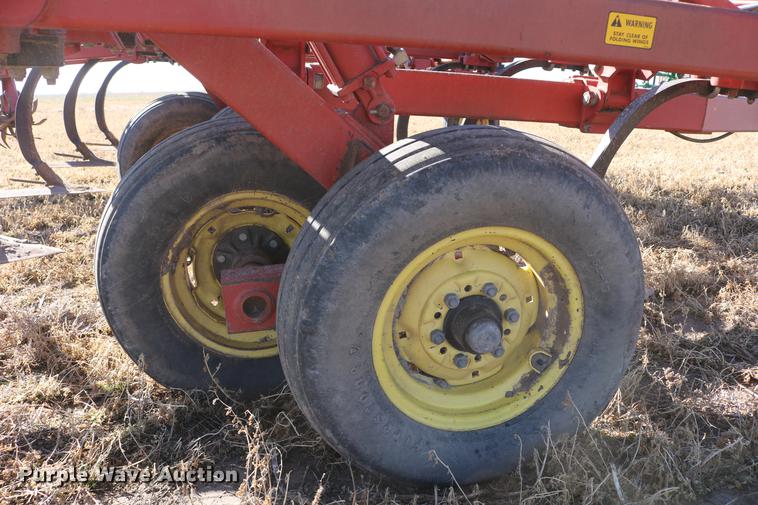 image for item DD8699 1994 Sunflower 3040-28 sweep plow