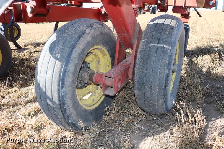 image for item DD8699 1994 Sunflower 3040-28 sweep plow