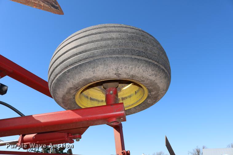 image for item DD8699 1994 Sunflower 3040-28 sweep plow